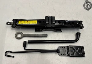 Jaguar F-Pace LR 2017-2024 VELAR gato de neumático de repuesto de emergencia con kit de herramientas OEM - Imagen 1 de 9