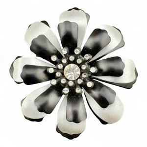 Broche central vintage años 60’s-70’s flor negra y plateada con estrás - Imagen 1 de 3