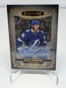 2022-23 Upper Deck Stature #181 Cole Koepke Rookie Auto #'d 110/199 Lightning - Imagen 1 de 2