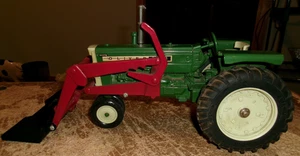 Trattore 1/16 ertl oliver 1555 con caricatore personalizzato esposto in buone condizioni usato - Foto 1 di 8