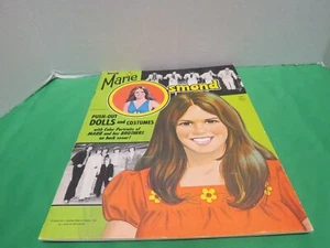 1973 Marie Osmond Paper Dolls/ Push Out Dolls & Costumes - Foto 1 di 4