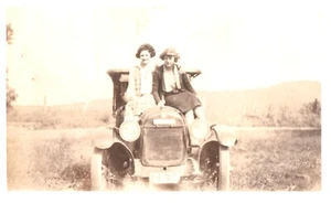 ZWEI MÄDCHEN IM AUTO, WISCONSIN DELLS, 1920er Jahre. Vintage 4,3" x 2,6" FOTO ^ 6 - Bild 1 von 2