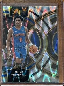 2023-24 Panini Select Ausar Thompson Premier Techtonic Prizm Rookie #128 Pistons - Foto 1 di 2