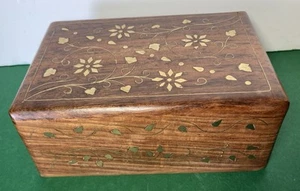 Schmuckschatulle aus Holz mit Messingintarsien und rotem Samt innen Vintage 15 cm x 10 cm - Bild 1 von 7