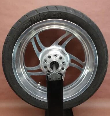 Pneu aro roda traseira Triumph Thunderbird 2009-2019 200/50 ZR17 - Imagem 1 de 4