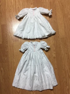 Lotto 2 bellissimi abiti da bambola bianchi vintage foderati perfetti per bambole antiche - Foto 1 di 21