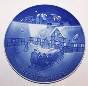 LOVELY 1969 BING & GRONDAHL BLUE 7" JULE AFTEN ARRIVAL OF CHRISTMAS GUESTS PLATE - Picture 1 of 2