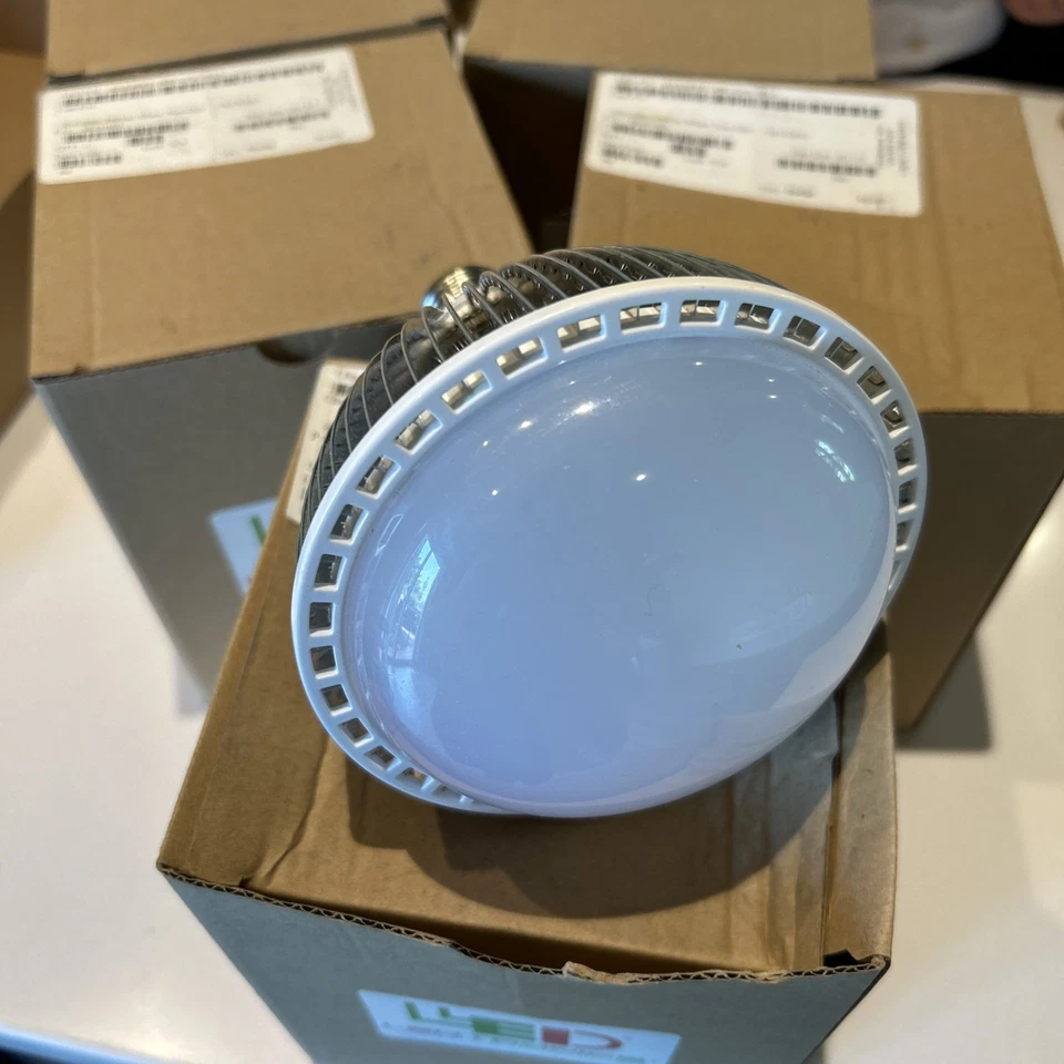 LEDTRONICS PAR38 18W White LED Light Non-Dimmable PAR38WF-18W-XPW-001A 120-277V - Image 1 of 4