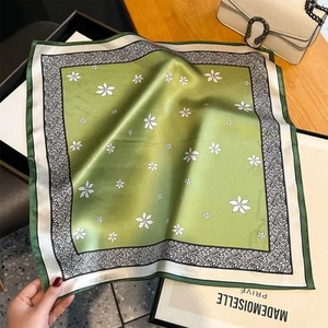 Classy Green 100% Silk Scarf 21" Square Women Wrist Hair Bandanan Neckerchief - Picture 1 of 5