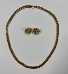 Monet quadratischer Stab goldfarben Choker Kette und gedrehte Linien Kreis Ohrringe - Bild 1 von 6