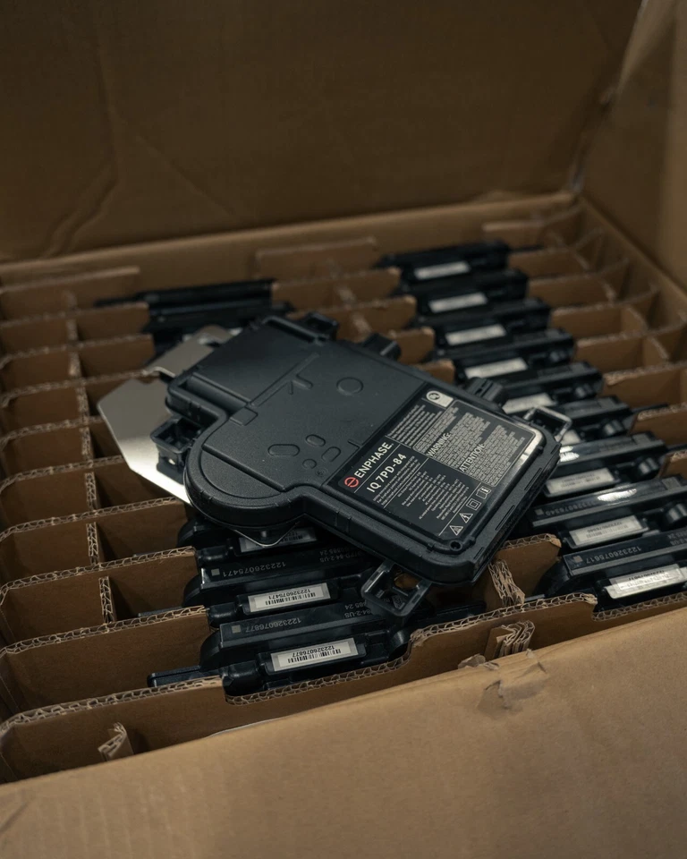 Microinversor Enphase iq7pd-84-2-US lote de 2 TOTALMENTE NUEVO Foto 1 de 4