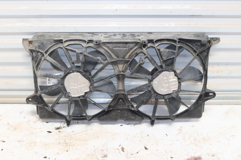 Cubierta del motor del ventilador de refrigeración del radiador Chevy Silverado 1500 2014-2021 5,3 L OEM Foto 1 de 4