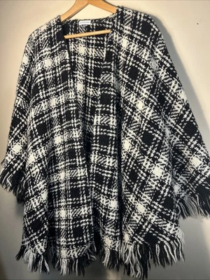 Capa de lana SAKS FIVE AVENUE negra blanca a cuadros con flecos vintage Foto 1 de 4
