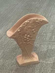 McCoy Art Deco 1940s Rustic Line Pink Peach Pottery Vase Raised Grapes Leaves EU - Picture 1 of 8