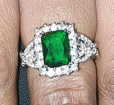 Elegante anillo plateado con piedras preciosas verde esmeralda talla 7 Foto 1 de 4