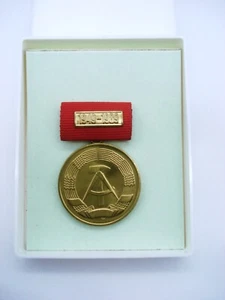 Medaille Ehrenmedaille 40. Jahrestag der DDR 1989 in Schachtel Etui - Picture 1 of 2