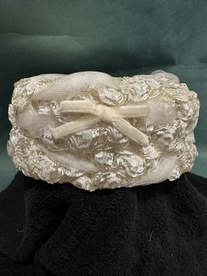 Sombrero de encaje marfil caja de pastillas vintage boda hecho en unión cinta texturizada tul moda Foto 1 de 4