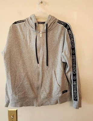 Moletom com capuz Calvin Klein Performance cinza e preto com zíper completo tamanho médio feminino - Imagem 1 de 3