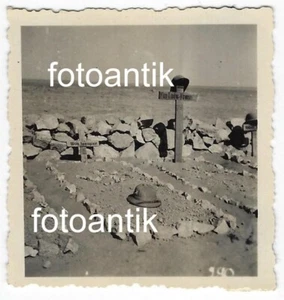 Foto 2 WK Afrika Afrikakorps Grab Gräber mit Tropenhut Abzeichen Kreuz - Bild 1 von 1