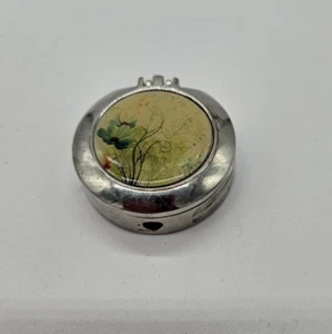 Kleine verchromte florale verspiegelte runde Pillendose 1,5" - Bild 1 von 5