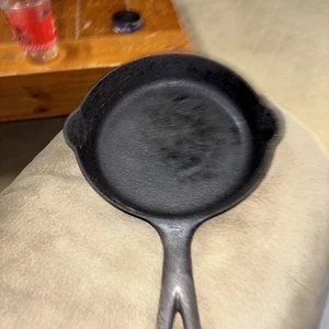 Griswold Cast Iron Skillet No. 3 Small 7” Erie, PA 709 Sits Flat Nice shape Logo - Picture 1 of 8