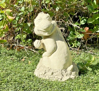 ESTATUA DE TOPO ARDILLA dedo medio cemento hormigón piedra exterior jardín acento Foto 1 de 4