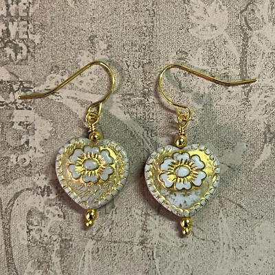 Pendientes colgantes de cuentas de vidrio checo/ópalo blanco tono dorado. Artesano.  S295 Foto 1 de 2