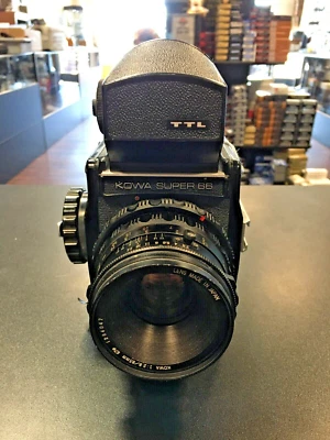 Cámara profesional Kowa Super 66 SLR con lente de 2,8/85 mm y visor TTL  Foto 1 de 4