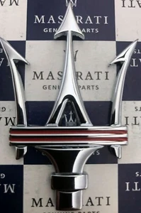 EMBLEMA TRIDENTE MASERATI NUEVO 3"" X 2-1/8"" CROMO - Imagen 1 de 1