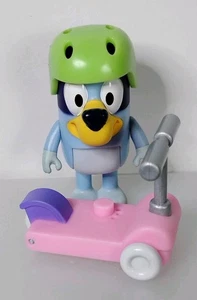 Bluey Scooter Fun 2,25" bewegliche Hundefigur mit Helm und Roller - Bild 1 von 5
