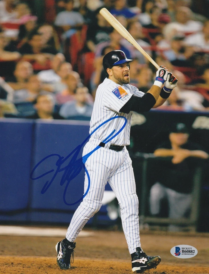 MIKE PIAZZA  NEW YORK METS  PSA AUTHENTICATED  ACTION SIGNED 8x10 - Image 1 of 1