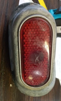 Oldsmobile L39 1939 luz trasera lateral izquierda. Foto 1 de 3