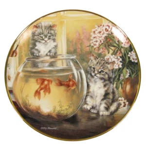 Plato de coleccionista Cat Tales Lesley Hammett gatos gatitos pez dorado Franklin como nuevo - Imagen 1 de 5