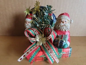 Figur Weihnachtsmann mit blauem Kranz auf einer Schachtel ca.8,5 cm hoch - Bild 1 von 7