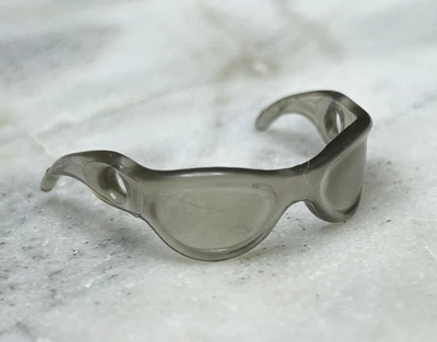 *Barbie* Accesorio: Gafas de sol gris translúcido de marco grande, brazo ancho con círculos Foto 1 de 4