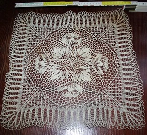 beiges Deckchen HandMade fast QUADRATISCH 41 x 41 cm Blumen (11) - Bild 1 von 3