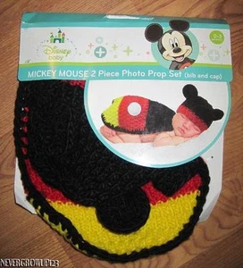 DISNEY BABY MICKEY MOUSE CROCHET~SOMBRERO DE PUNTO~GORRA~BABERO~0-3M FOTO UTILERÍA~NUEVO CON ETIQUETAS - Imagen 1 de 5