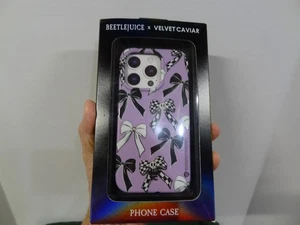 Custodia cellulare iPhone 15 Pro Velvet Caviar nuova con scatola Beetlejuice fiocchi viola Apple - Foto 1 di 11