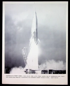 Primera foto estadounidense ICBM Misil Atlas Lanzamiento Vandenberg CA USAF Años 60 - Imagen 1 de 2