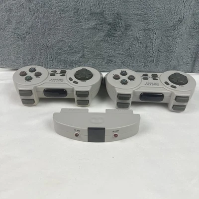 Lote de 2 controles sem fio Sony PlayStation 2 Dual Fire P-104 com dock - Imagem 1 de 4