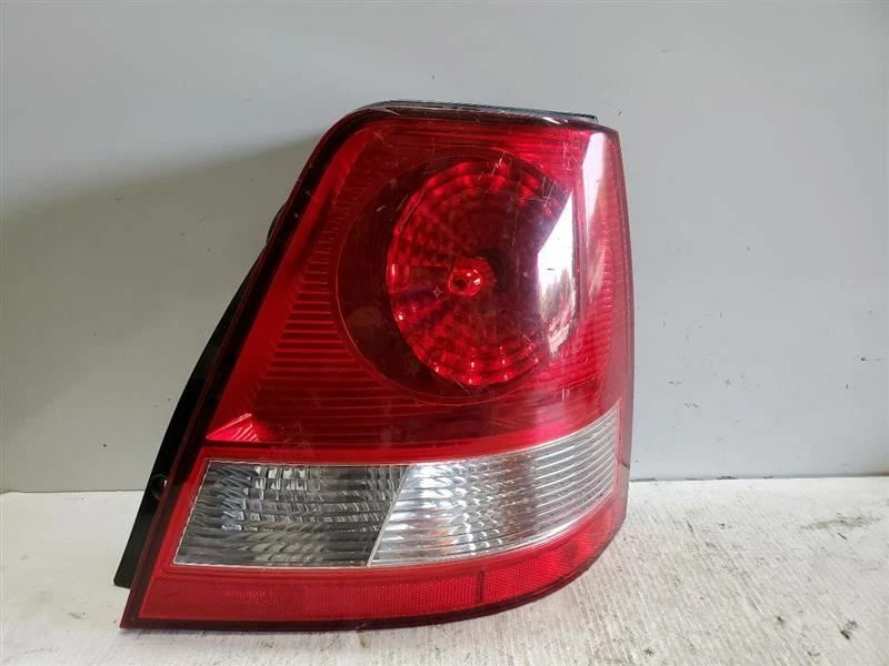 Luz trasera derecha pasajero Kia Sorento 2003-2006, número de pieza - 92402-3E030 Foto 1 de 3