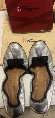 SALVATORE FERRAGAMO MY JOY Metálico Plateado Cuero Arco Plano 7.5 Bolsa y Caja Foto 1 de 3