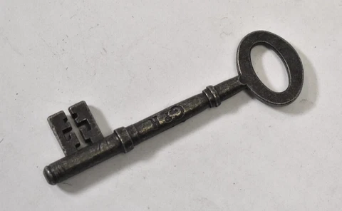 GPH Antique Vintage Style Skeleton Key Replacement Oval Top Gray/Black Cover