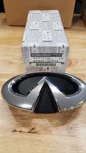NEW GENUINE INFINITI GRILL EMBLEM G37 & 14-15 Q60 COUPE,CONVERTIBLE 62890-JL00A - Picture 1 of 4