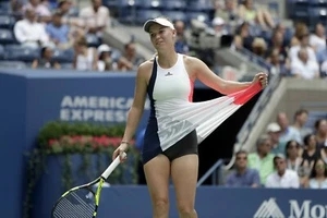 CAROLINE WOZNIACKI 8X10 GLOSSY PHOTO PICTURE IMAGE #16 - Picture 1 of 1