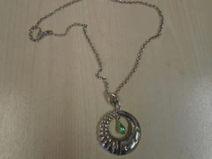 Silberfarbene Halskette Kette mit silbernem und grünem runden Anhänger - Bild 1 von 2
