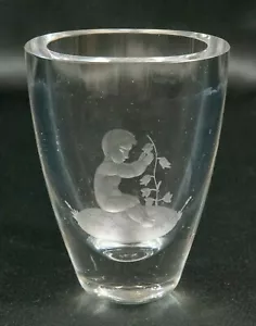 Vaso cristallo inciso Svezia RAGAZZO o FATA con FIORI firmato Kosta? Orrefors? (MPR) - Foto 1 di 9