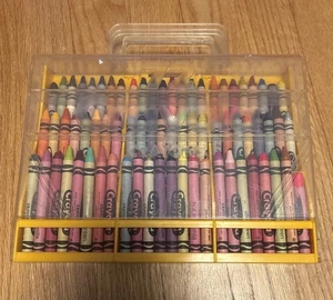 Vintage Crayola 72 pastello portatile plastica gialla custodia con temperamatite - Foto 1 di 10