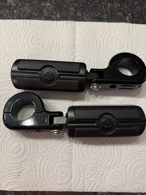 Clavijas de carretera Harley Davidson Willie G y soportes de protección de motor Billet, negro Foto 1 de 4