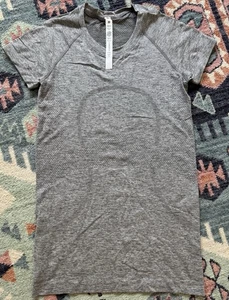 Top Lululemon Athletica Swiftly Tech manica corta taglia 6 - grigio - nuovo senza etichette - Foto 1 di 5
